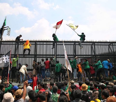 FOTO: Situasi Terbaru Gedung DPR Membara, Massa Pendemo Bakar Ban dan Rusak Pagar