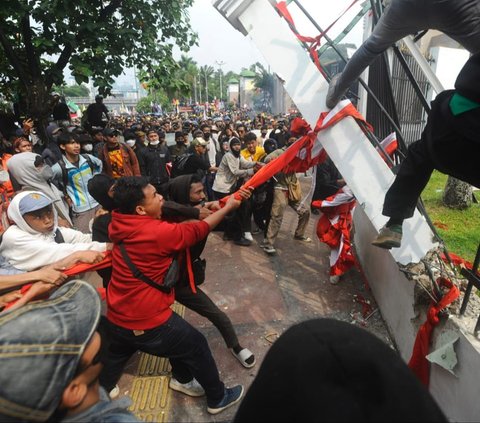 Sekelompok massa pendemo meluapkan kemarahannya saat berunjuk rasa menolak pengesahan revisi UU Pilkada di Gedung DPR, Jakarta, pada Kamis (22/8/2024). Mereka nekat merobohkan tembok dan pagar gedung parlemen tersebut. Foto: Merdeka.com/Arie Basuki