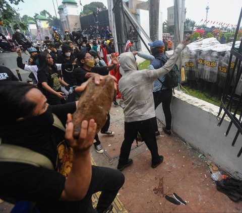 FOTO: Ekspresi Kemarahan Pendemo Robohkan Pagar dan Tembok Gedung DPR