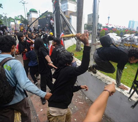 FOTO: Ekspresi Kemarahan Pendemo Robohkan Pagar dan Tembok Gedung DPR