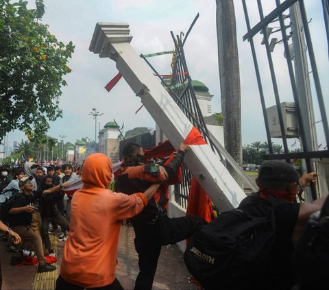 FOTO: Ekspresi Kemarahan Pendemo Robohkan Pagar dan Tembok Gedung DPR