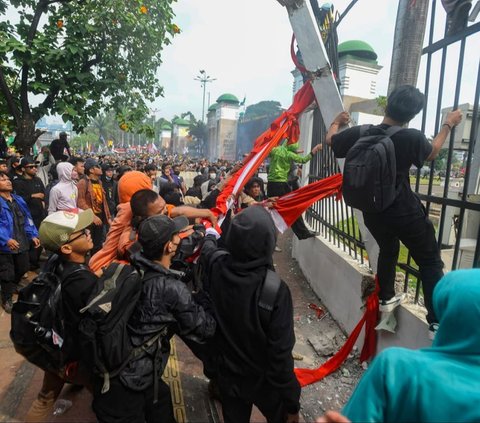 FOTO: Ekspresi Kemarahan Pendemo Robohkan Pagar dan Tembok Gedung DPR