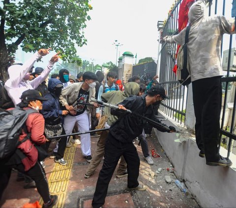 FOTO: Ekspresi Kemarahan Pendemo Robohkan Pagar dan Tembok Gedung DPR