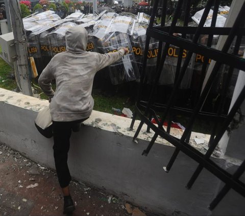 FOTO: Ekspresi Kemarahan Pendemo Robohkan Pagar dan Tembok Gedung DPR