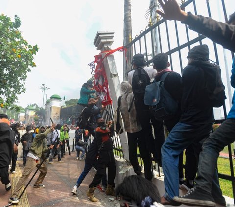 FOTO: Ekspresi Kemarahan Pendemo Robohkan Pagar dan Tembok Gedung DPR