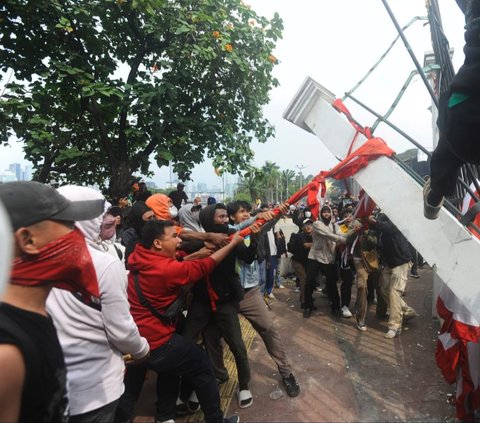 FOTO: Ekspresi Kemarahan Pendemo Robohkan Pagar dan Tembok Gedung DPR