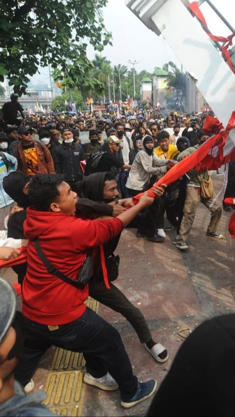 FOTO: Ekspresi Kemarahan Pendemo Robohkan Pagar dan Tembok Gedung DPR