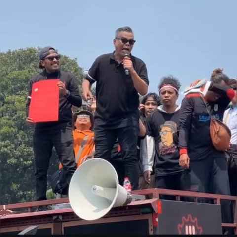 Momen Abdel Achrian saat Ikut Berorasi di Depan Massa Aksi Demo: DPR Lawak!