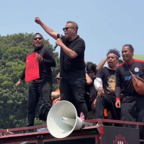 Momen Abdel Achrian saat Ikut Berorasi di Depan Massa Aksi Demo: DPR Lawak!