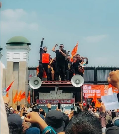 Momen Abdel Achrian saat Ikut Berorasi di Depan Massa Aksi Demo: DPR Lawak!