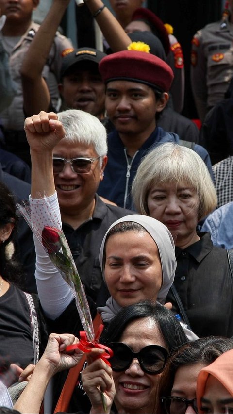 FOTO: Padati Depan Gedung MK, Massa dari Forum Guru Besar hingga Aktivis 98 Rapatkan Barisan Kawal Konstitusi dan Demokrasi