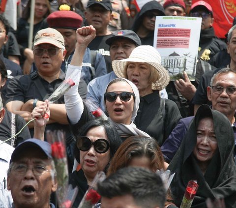 FOTO: Padati Depan Gedung MK, Massa dari Forum Guru Besar hingga Aktivis 98 Rapatkan Barisan Kawal Konstitusi dan Demokrasi