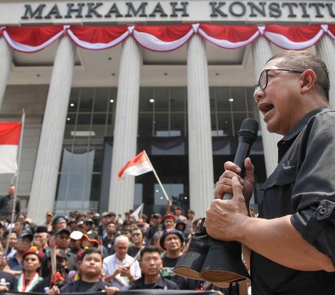 FOTO: Padati Depan Gedung MK, Massa dari Forum Guru Besar hingga Aktivis 98 Rapatkan Barisan Kawal Konstitusi dan Demokrasi