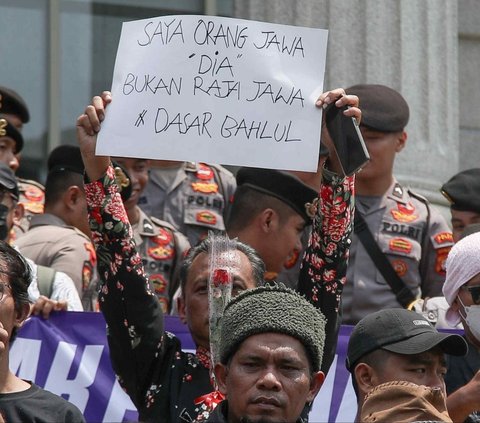 FOTO: Padati Depan Gedung MK, Massa dari Forum Guru Besar hingga Aktivis 98 Rapatkan Barisan Kawal Konstitusi dan Demokrasi