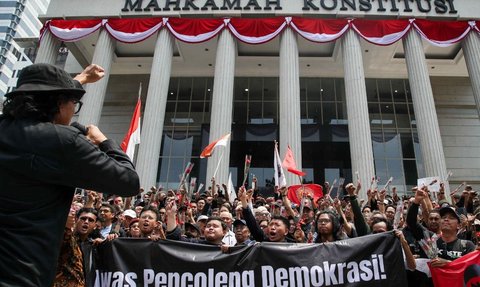 FOTO: Padati Depan Gedung MK, Massa dari Forum Guru Besar hingga Aktivis 98 Rapatkan Barisan Kawal Konstitusi dan Demokrasi