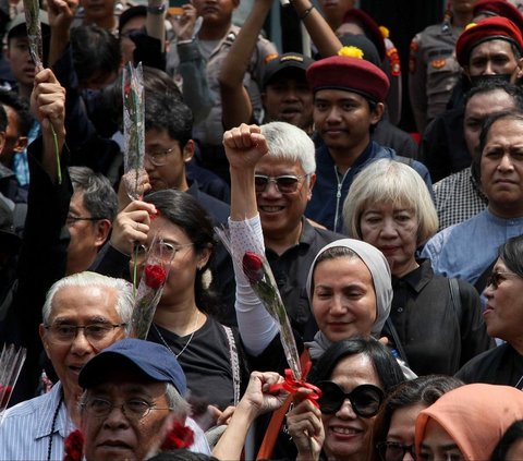 FOTO: Padati Depan Gedung MK, Massa dari Forum Guru Besar hingga Aktivis 98 Rapatkan Barisan Kawal Konstitusi dan Demokrasi