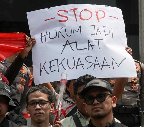 FOTO: Padati Depan Gedung MK, Massa dari Forum Guru Besar hingga Aktivis 98 Rapatkan Barisan Kawal Konstitusi dan Demokrasi