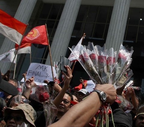 “Dalam tiga hari ini tensi politik Indonesia sangat memprihatinkan, tragedi konstitusional sesungguhnya sedang terjadi. Putusan MK vs Revisi UU oleh DPR telah menjadi problem konstitusional yang serius,” teriak orator di lokasi. Foto: Liputan6.com / Herman Zakharia