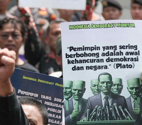 FOTO: Padati Depan Gedung MK, Massa dari Forum Guru Besar hingga Aktivis 98 Rapatkan Barisan Kawal Konstitusi dan Demokrasi