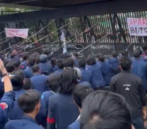 Mahasiswa Universitas Trisakti menjebol dan merobohkan gerbang belakang Gedung DPR, Jakarta, pada Kamis (22/8/2024). Aksi itu terjadi ketika ribuan mahasiswa Universitas Trisakti berunjuk rasa menolak pengesahan revisi UU Pilkada. Foto: Instagram/@kepresmausakti