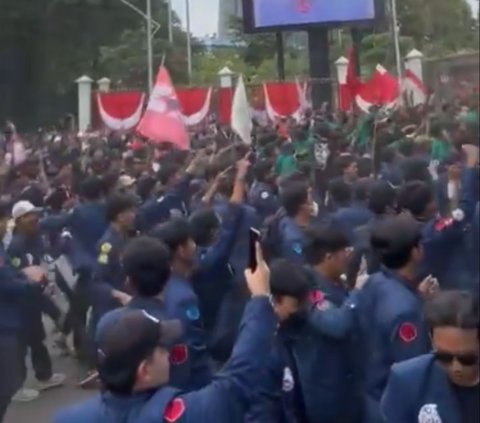 FOTO: Detik-Detik Mahasiswa Universitas Trisakti Jebol dan Robohkan Gerbang Belakang Gedung DPR