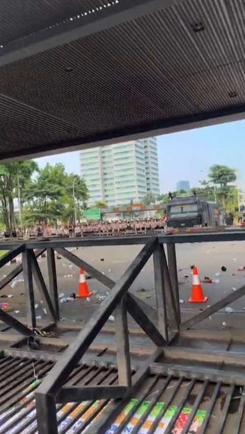 Sementara, dalam video yang diunggah Kepresidenan Mahasiswa Universitas Trisakti di akun Instagramnya, pasukan kepolisian tampak membentuk barikade di dalam Gedung DPR. Foto: Instagram/@kepresmausakti