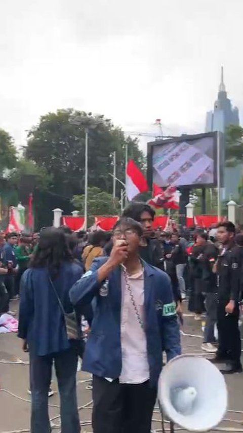 Di luar Gedung DPR, mahasiswa Universitas Trisakti tampak tetap bertahan. Beberapa pemimpin aksi juga terus berorasi di hadapan rekan-rekannya. Foto: Instagram/@kepresmausakti