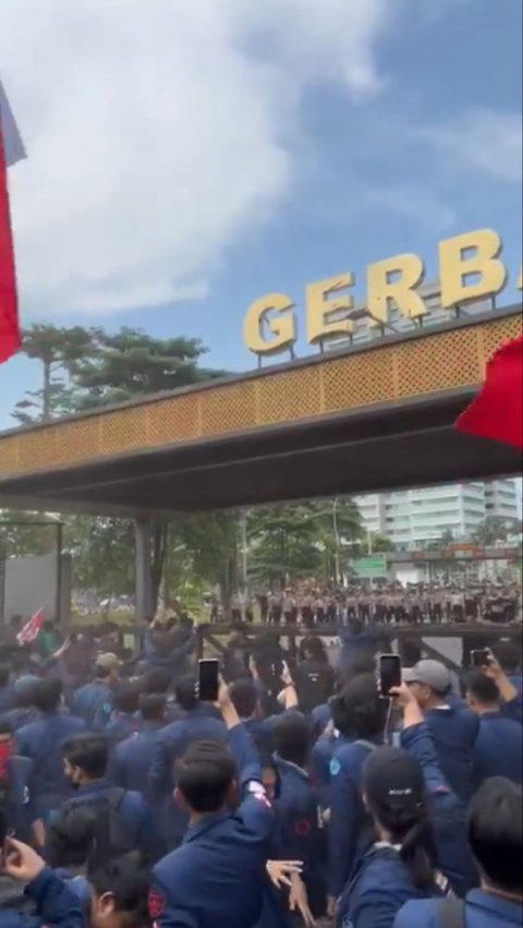 Demo ini bergulir sehari setelah Badan Legislatif DPR RI menggelar rapat panitia kerja terkait Revisi UU Pilkada, pada Rabu (21/8). Foto: Instagram/@kepresmausakti