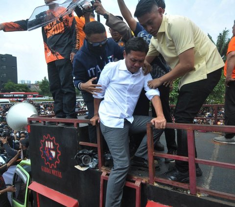 FOTO: Wajah Was-Was Anggota DPR Habiburokhman Takut Ditimpuk Saat Turun dari Mobil Komando Usai Temui Pendemo Tolak Revisi UU Pilkada