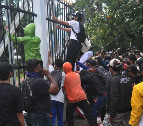 FOTO: Halau Keberingasan Pendemo Anarkis Rusak Pagar DPR, Polisi Anti Huru-Hara Sampai Terjatuh