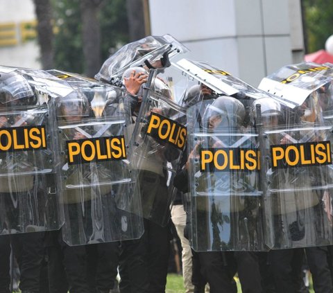 FOTO: Halau Keberingasan Pendemo Anarkis Rusak Pagar DPR, Polisi Anti Huru-Hara Sampai Terjatuh