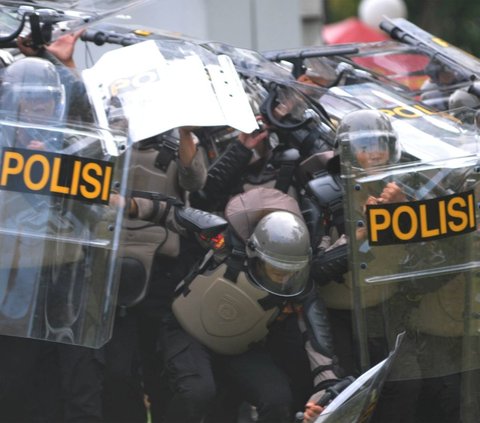 FOTO: Halau Keberingasan Pendemo Anarkis Rusak Pagar DPR, Polisi Anti Huru-Hara Sampai Terjatuh