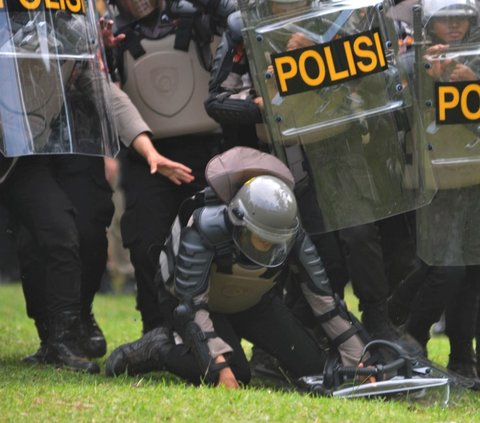 FOTO: Halau Keberingasan Pendemo Anarkis Rusak Pagar DPR, Polisi Anti Huru-Hara Sampai Terjatuh