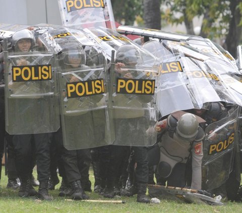 FOTO: Halau Keberingasan Pendemo Anarkis Rusak Pagar DPR, Polisi Anti Huru-Hara Sampai Terjatuh