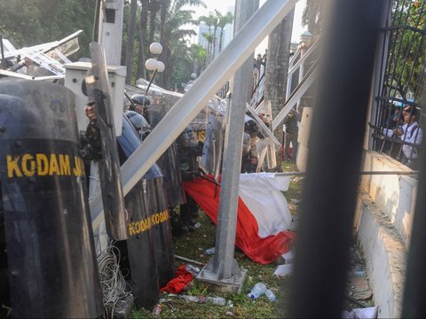 FOTO: Momen Bentrokan Mencekam Saat Demonstran Mahasiswa Kocar Kacir Menghadapi Pasukan Anti Huru-Hara di DPR Usai Jebol Pagar