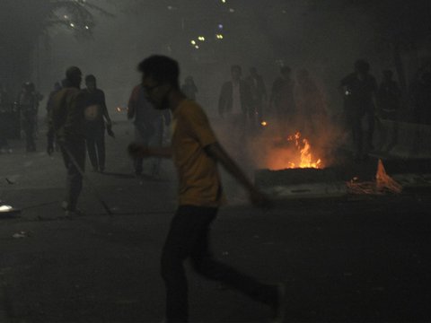 FOTO: Aksi Demo Tolak Revisi UU Pilkada Masih Memanas hingga Malam Hari, Pengunjuk Rasa Tembakan Petasan ke Aparat