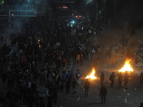 FOTO: Aksi Demo Tolak Revisi UU Pilkada Masih Memanas hingga Malam Hari, Pengunjuk Rasa Tembakan Petasan ke Aparat