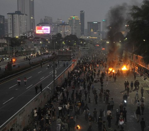 FOTO: Aksi Demo Tolak Revisi UU Pilkada Masih Memanas hingga Malam Hari, Pengunjuk Rasa Tembakan Petasan ke Aparat