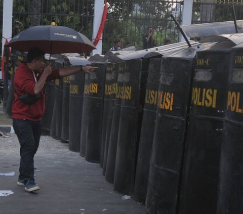 FOTO: Aksi Demo Tolak Revisi UU Pilkada Masih Memanas hingga Malam Hari, Pengunjuk Rasa Tembakan Petasan ke Aparat