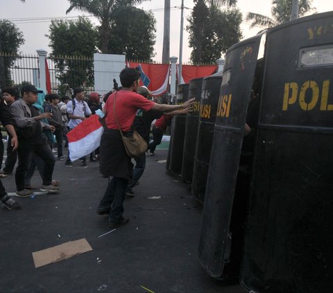 FOTO: Aksi Demo Tolak Revisi UU Pilkada Masih Memanas hingga Malam Hari, Pengunjuk Rasa Tembakan Petasan ke Aparat