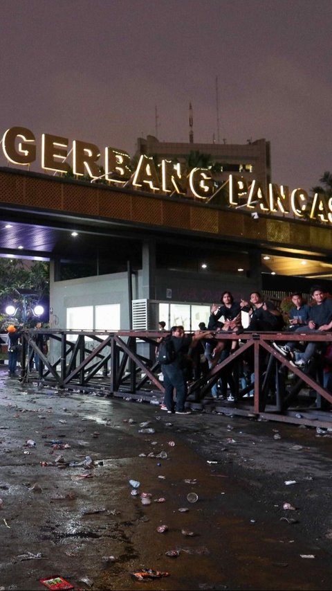 FOTO: Porak-Poranda Gerbang Pancasila, Akses Pintu Belakang Gedung DPR yang Dijebol Mahasiswa