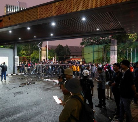 Setelah merobohkan pagar besi dan beton DPR di depan Jalan Gatot Subroto, massa pengunjuk rasa melanjutkan aksi merobohkan pintu Gerbang Pancasila Parlemen, yang merupakan akses ke Gedung DPR dari belakang. Foto: liputan6.com / Herman Zakharia