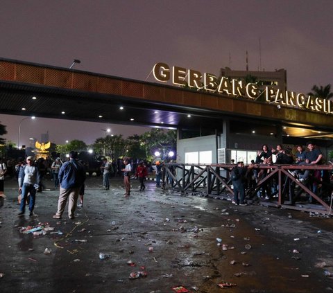 FOTO: Porak-Poranda Gerbang Pancasila, Akses Pintu Belakang Gedung DPR yang Dijebol Mahasiswa