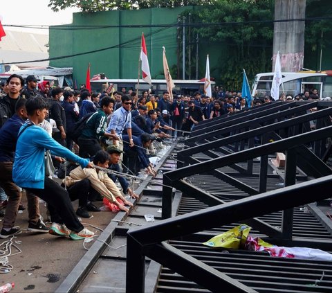 FOTO: Porak-Poranda Gerbang Pancasila, Akses Pintu Belakang Gedung DPR yang Dijebol Mahasiswa