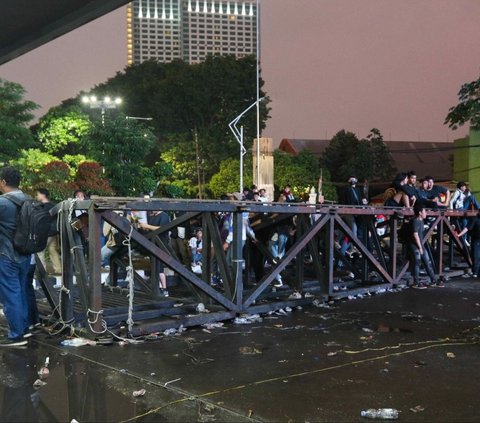 FOTO: Porak-Poranda Gerbang Pancasila, Akses Pintu Belakang Gedung DPR yang Dijebol Mahasiswa