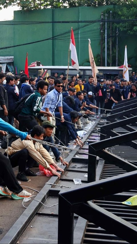 Brak..! Pagar besi itu pun akhirnya roboh dalam hitungan detik. Foto: liputan6.com / Herman Zakharia