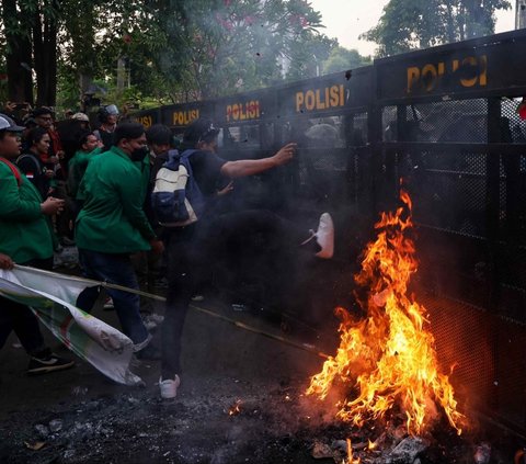 FOTO: Porak-Poranda Gerbang Pancasila, Akses Pintu Belakang Gedung DPR yang Dijebol Mahasiswa