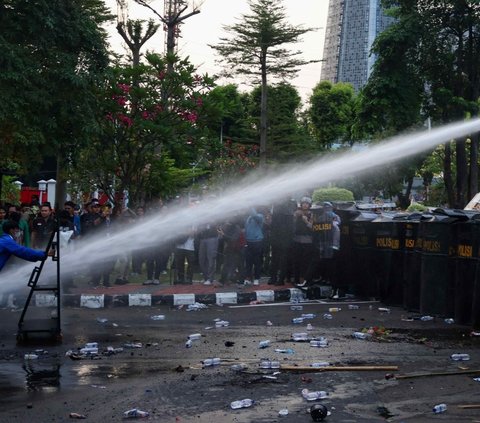 FOTO: Porak-Poranda Gerbang Pancasila, Akses Pintu Belakang Gedung DPR yang Dijebol Mahasiswa