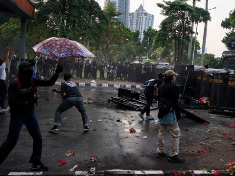 FOTO: Porak-Poranda Gerbang Pancasila, Akses Pintu Belakang Gedung DPR yang Dijebol Mahasiswa