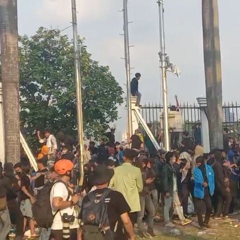 Penampakan Pagar-Pagar DPR yang Jebol dan Rusak usai Demo Tolak RUU Pilkada